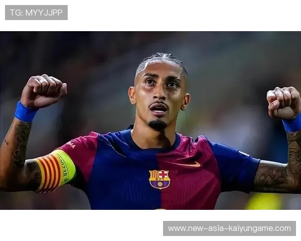 巴萨晨练里拉菲尼亚强势突破右路，引得教练反复夸赞